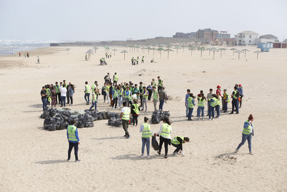 Ümumdünya Təmizlik günü münasibətilə könüllülərin iştirakı ilə sahilyanı təmizlik kampaniyası keçirildi.